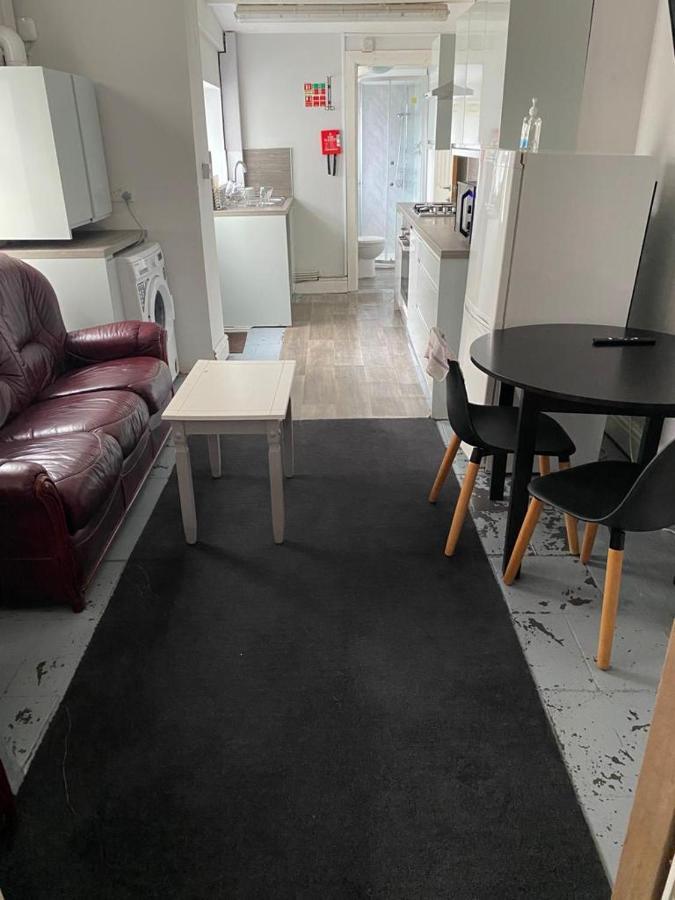 Budget Basic Mount Pleasant Share Facility R2 Homestay Swansea